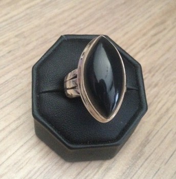 Zilveren edelsteen ring ovale Onyx ring maat 18.5 mm.